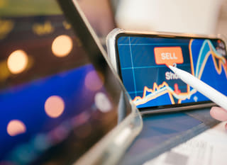 Trader koji analizira Bitcoin, Ethereum i forex opcije na više tržišta